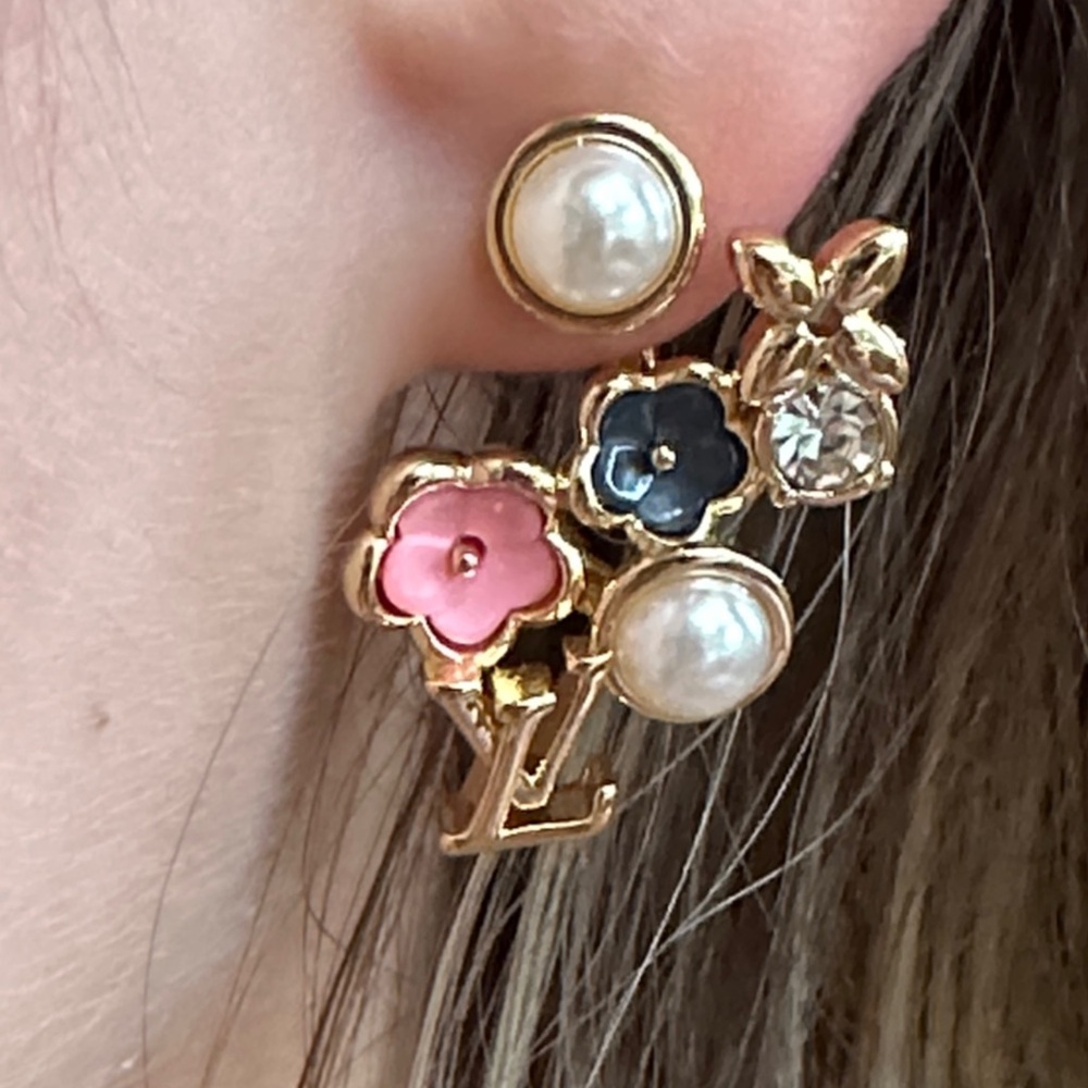 Louis Vuitton authentic 100%Floral Enamel and Pearl Earrings - Picture 3 of 11